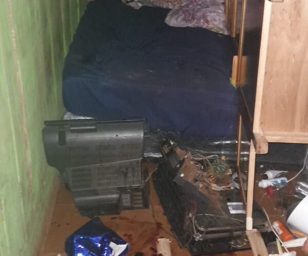 Ofuscado destruyó su vivienda, golpeó a su madre y se hirió con vidrio