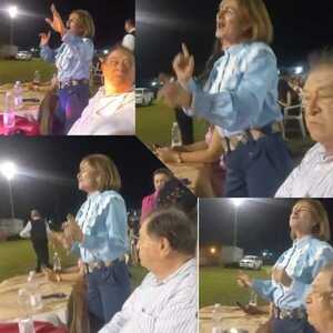 Tina y don Severo presentes en "cena show" a docentes coloradas de PJC