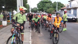 Ciclistas pedalean por calles más seguras en Asunción