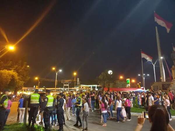 Manifestación en Coronel Oviedo: exigen captura de supuestos violadores seriales - Nacionales - ABC Color
