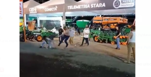 (VIDEO). Un arriero’i golpeó a su esposa en la Expo Santa Rita y upéi se armó el moquete