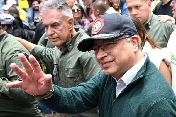 Cacerolazos y gritos contra Petro resuenan en barrios de Bogotá y Medellín - Mundo - ABC Color