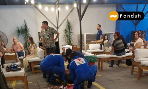 ¡Es posiblena! Festejando el Día del Trabajador cayó de la mesa y sufrió traumatismo de cráneo