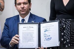 El gobernador DeSantis firma una legislación para mantener la carne cultivada en laboratorio fuera de Florida