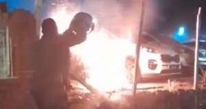 Diario HOY | Arrojaron bomba molotov e incendiaron una playa de vehículos
