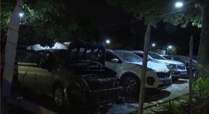 Desconocidos atacan con bomba molotov un local de venta de vehículos - ADN Digital