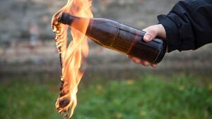 Arrojan bomba molotov en plata de autos