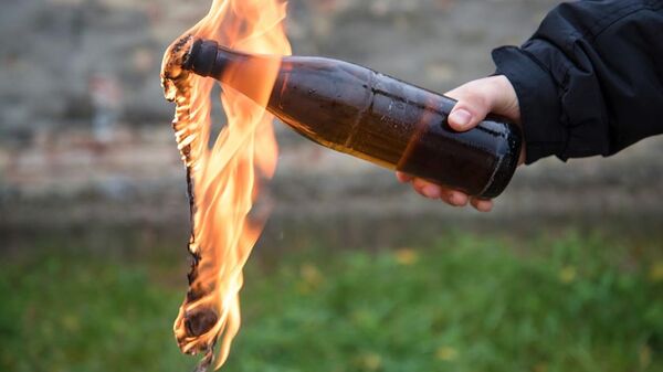 Arrojan bomba molotov en plata de autos