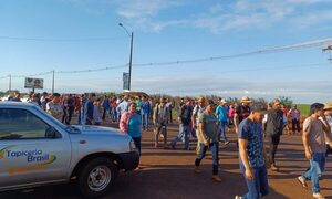 Productores de mandioca bloquean ruta Py 07