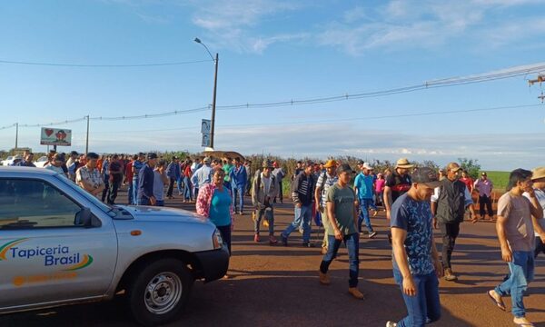 Productores de mandioca bloquean ruta Py 07