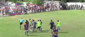 Versus / Futbolista intentó agredir al árbitro y terminó recibiendo un balín de goma