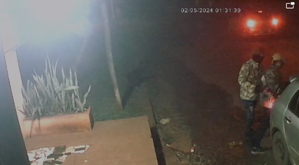 Violento robo de vehículo en CDE