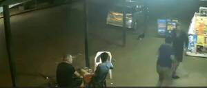 [VIDEO] Cámaras de circuito cerrado captaron como un arriero acuchilló y mató a un hombre frente a una bodega