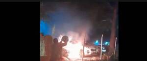[VIDEO] Atacan playa de vehículos con bomba molotov y queman un auto