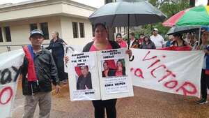 Pobladores de Jesús piden prisión preventiva para intendente frente al Palacio Justicia - Política - ABC Color