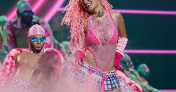 La Nación / Fans de Karol G organizan mosaico para el show en Asunción