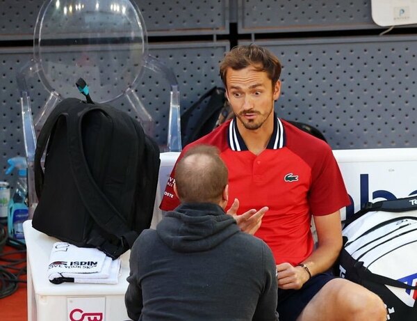 Versus / Medvedev abandona por lesión y Lehecka pasa directo a semifinales en Madrid