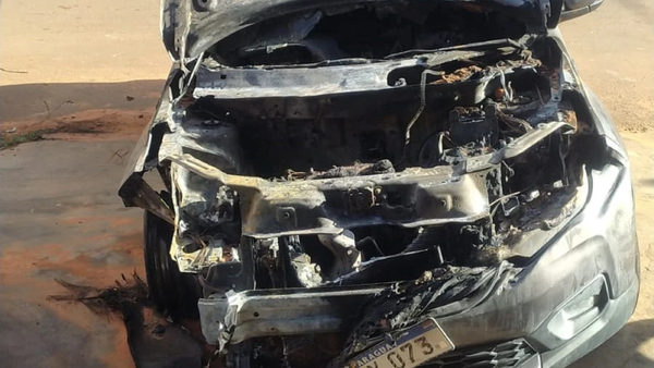 Prenden fuego al vehículo de una mujer en Pedro Juan Caballero - Noticiero Paraguay