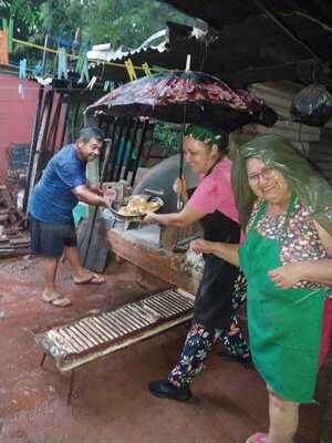 Tayazuape: Amigas Solidarias desafían la lluvia para preparar chipas para el Kuruzú Jeguá » San Lorenzo PY