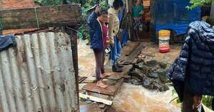 Diario HOY | Lluvias provocan inundación en barrio ubicado bajo el puente Encarnación-Posadas