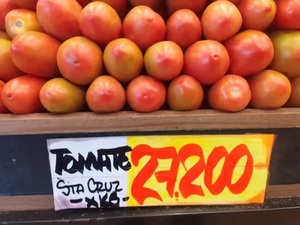 Tomate a precio récord: supera al asado por escasez regional