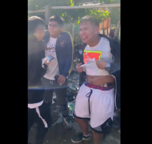 (VIDEO). Filman a joven farreando con dos armas de fuego en su cintura
