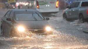Asunción: Raudales por doquier, baches peligrosos y tráfico cargado tras tormenta