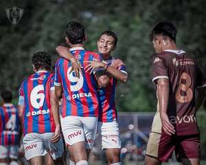 Sub 17: el puntero goleó y sigue en la cima - Fútbol - ABC Color