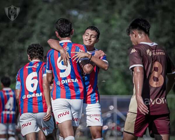 Sub 17: el puntero goleó y sigue en la cima - Fútbol - ABC Color
