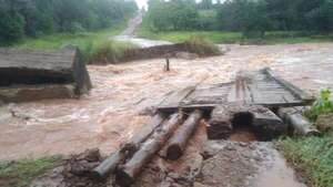 Crecida de arroyo arrastró un puente de madera en Nueva Alborada - Clima - ABC Color