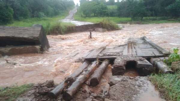 Crecida de arroyo arrastró un puente de madera en Nueva Alborada - Clima - ABC Color