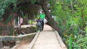 Pobladores de San Lorenzo temen que la lluvia derrumbe un puente peatonal  - Nacionales - ABC Color