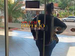 Mujer se encadenó frente a la puerta de la Fiscalía - Radio Imperio 106.7 FM