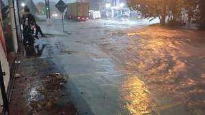 San Lorenzo copado de raudales, y cloacas de la Essap, tras la intensa lluvia - Nacionales - ABC Color