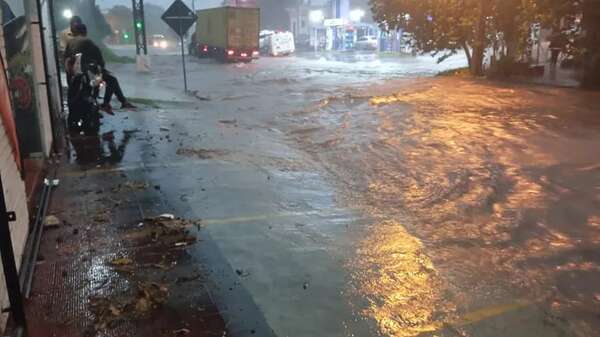 San Lorenzo copado de raudales, y cloacas de la Essap, tras la intensa lluvia - Nacionales - ABC Color