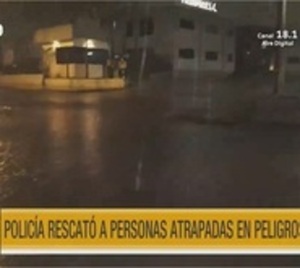 Policías rescataron a personas atrapadas en su vehículo inundado - Paraguay.com