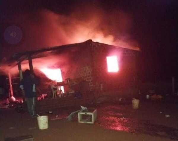 VIVIENDA SE INCENDIÓ EN EL DISTRITO DE CAMBYRETÁ - Itapúa Noticias