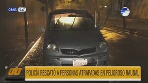 Policías rescataron a personas atrapadas en peligroso raudal | Telefuturo