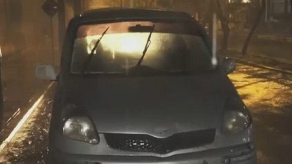 Policías rescatan a dos personas atrapadas en medio del raudal en San Lorenzo