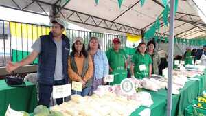 Productores de varios departamentos exponen productos frescos del campo en Feria de la Agricultura Familiar - .::Agencia IP::.