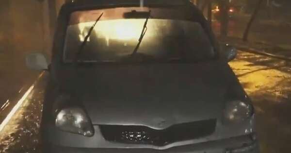 La Nación / Policía rescató a dos personas que quedaron atrapadas en medio del raudal
