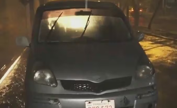 Policía rescató a dos personas que quedaron atrapadas en medio del raudal - Noticiero Paraguay