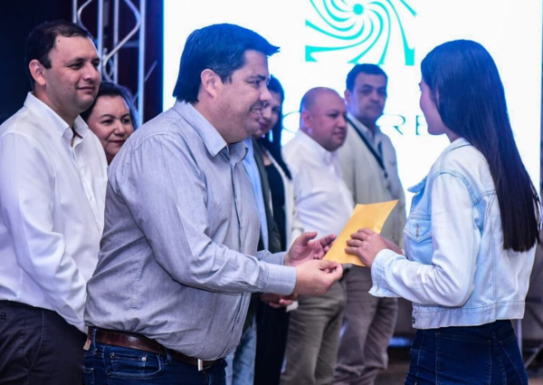 Jóvenes becarios de la EBY recibirán primer desembolso