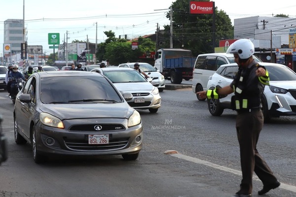 Refuerzan control: Más de 400 sancionados por violar carril único en la exTranschaco - ADN Digital