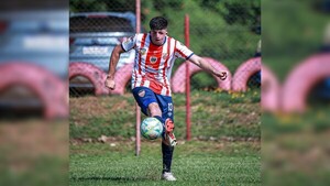 El fútbol en los pies de Moisés, un héroe diferente