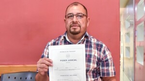 Docente denuncia que embargaron su sueldo por pagarés que no firmó