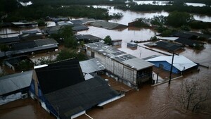 Las inundaciones en el sur de Brasil alcanzan el centro de la ciudad de Porto Alegre