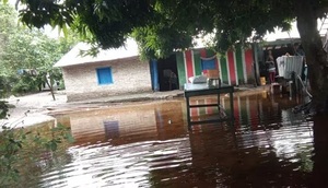 Pobladores de Tacuaras enfrentan duras condiciones por inundaciones en Ñeembucú