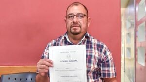 Docente denuncia que embargaron su sueldo por pagarés que no firmó