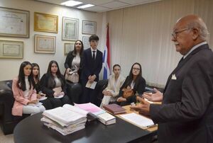 Visita guiada a estudiantes de derecho de Alto Paraná en el Poder Judicial de capital 